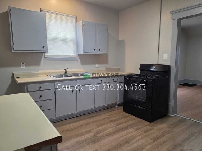 Building Photo - 149 Rhodes Ave Unit Downstairs