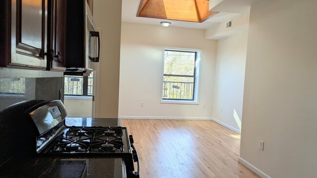 Building Photo - 215 Woodward St Unit 8 Park View 2 BR