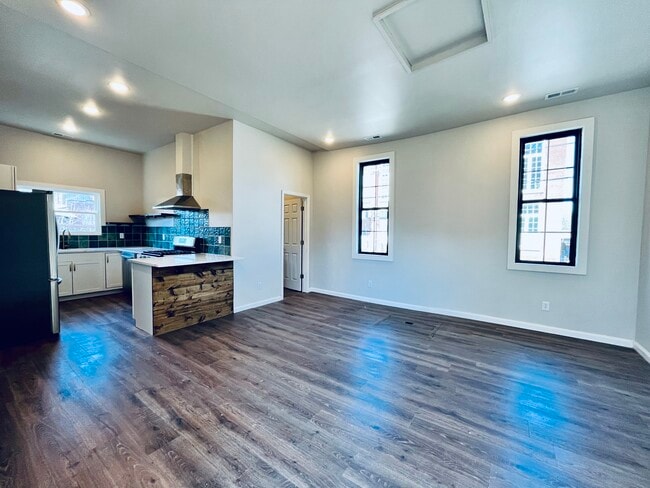 Photo - 1012 Swan St