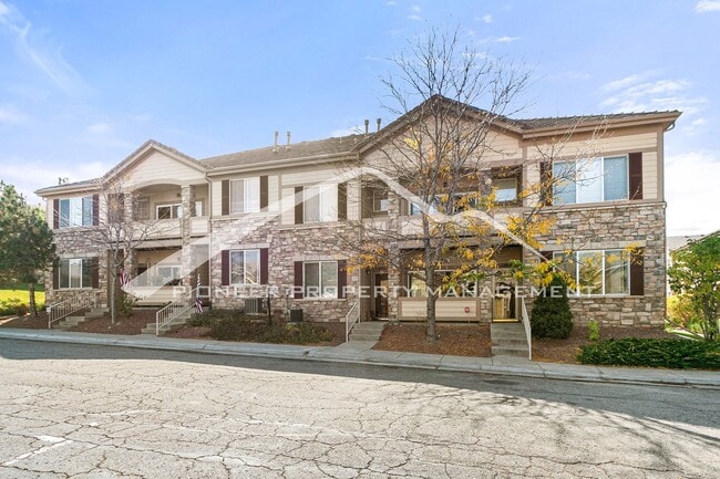 Building Photo - Beautiful First Floor Condo with Open Floo...