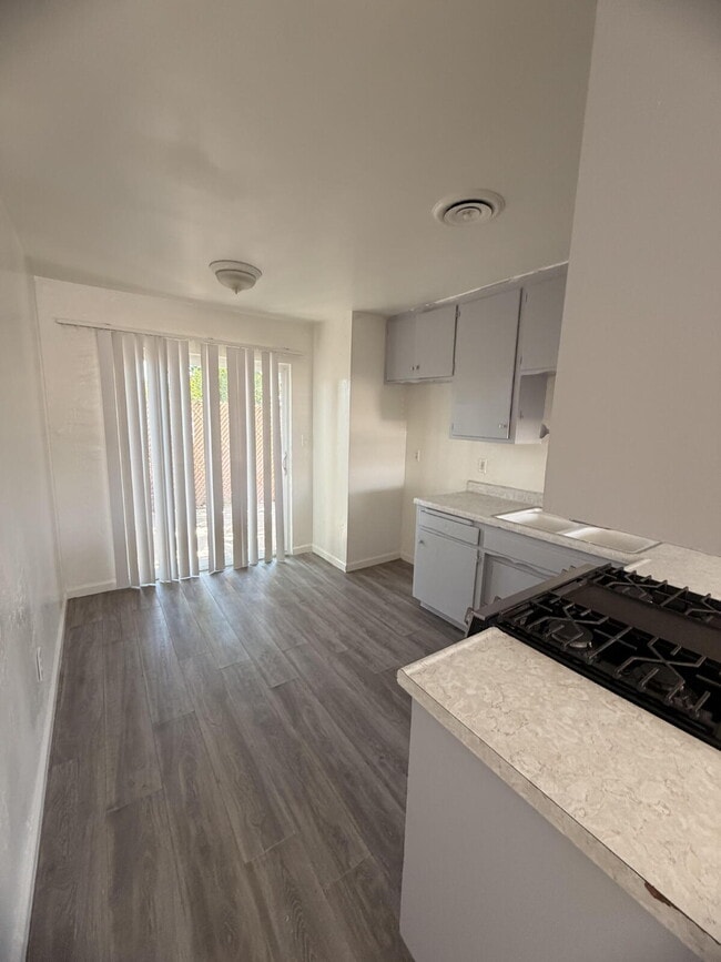 Charming 2 Bed / 1 Bath Tri-Plex Unit Available Now!