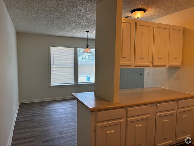 Building Photo - 3 Bedroom 2 Bath Rental