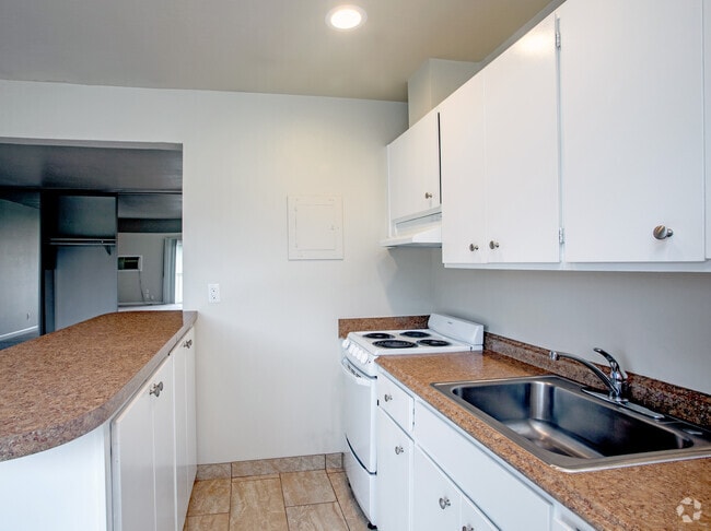 Studio - 430SF - Park Plaza Apartments