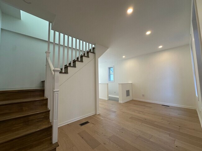 Photo - 2037 N Damen Ave