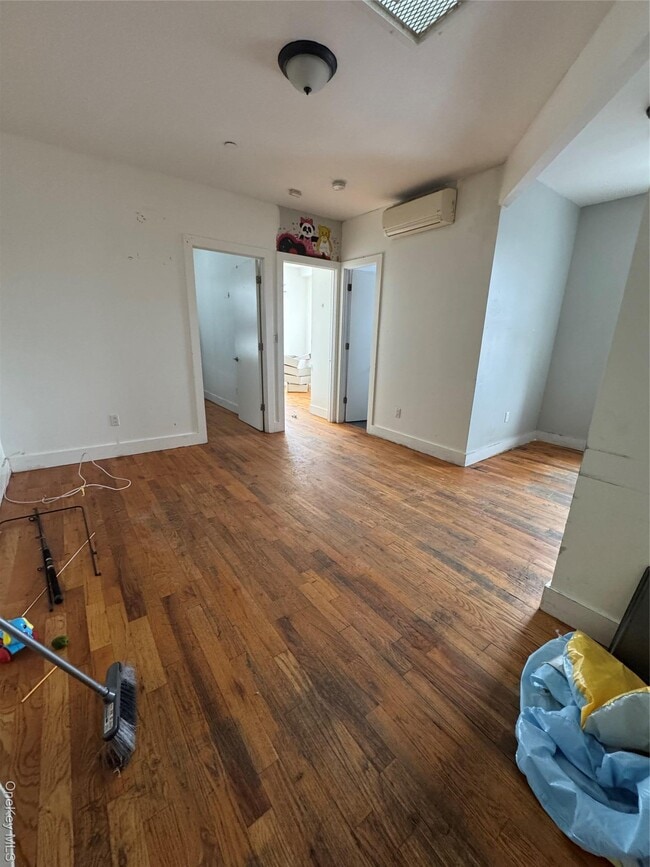 Photo - 96-02 Northern Blvd Unidad 3B