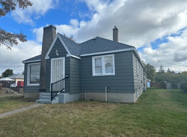 Building Photo - 4028 N Maple St