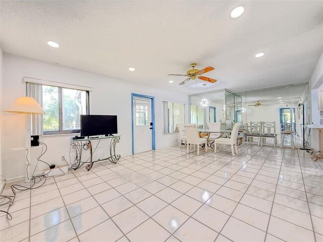 Photo - 301 Knotty Pine Cir Unidad D2