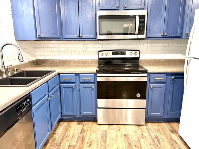 Photo - 560 10th Ave NW