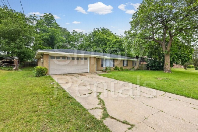 Photo - 705 Plano St