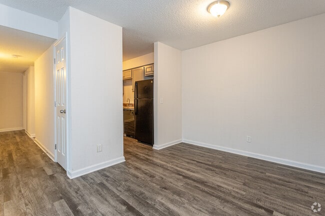 2BR, 1BA - 910SF