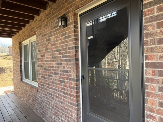 Building Photo - Ground level apartment with washer and dryer included! Unit 5