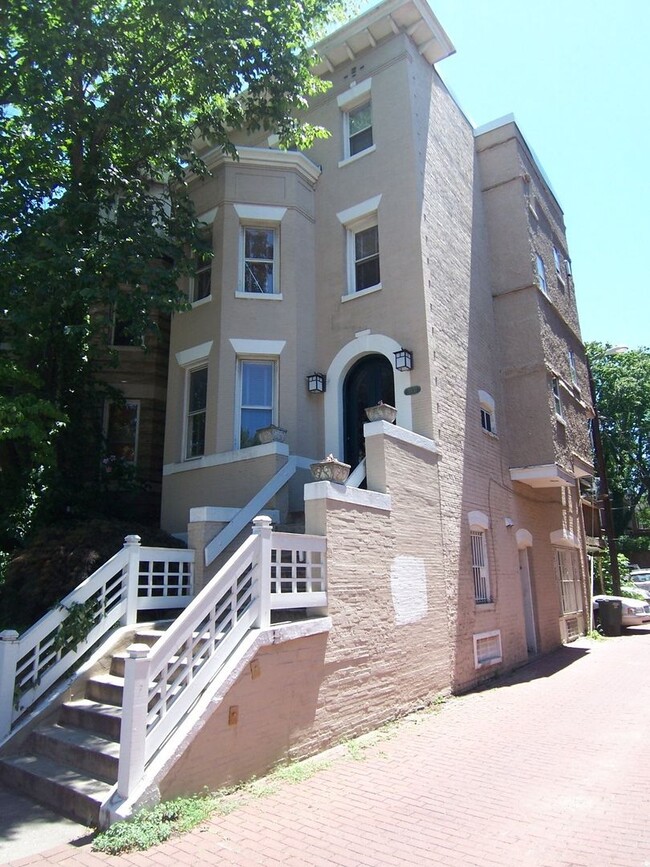 Adams Morgan Delightful 1 Bedroom with Cha... - Adams Morgan Delightful 1 Bedroom with Cha... Condo