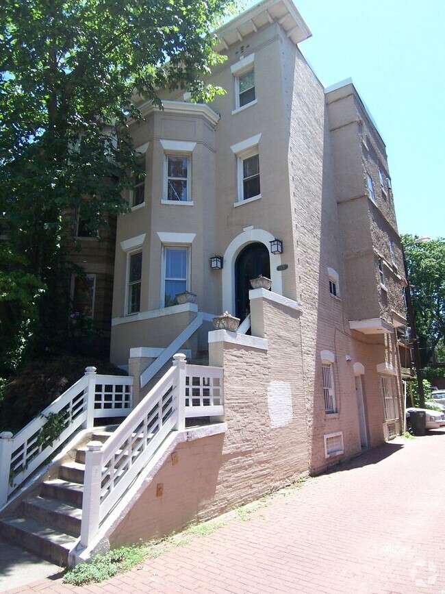 Building Photo - Adams Morgan Delightful 1 Bedroom with Cha... Rental