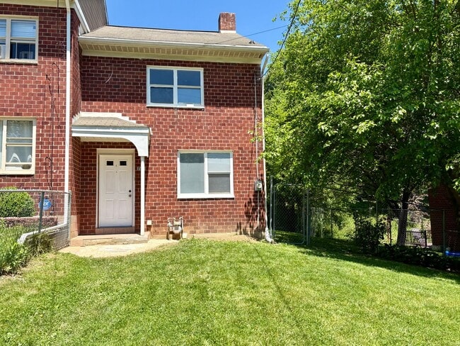 Building Photo - 2 Bedroom 1 Bathroom Townhome Available in Lancaster!