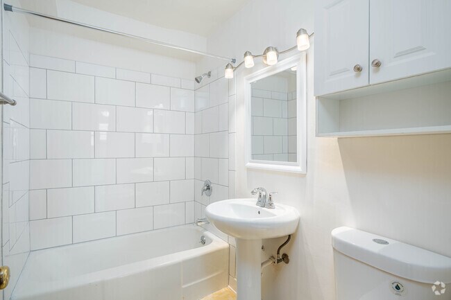 2BR,1BA - 726SF - Bathroom