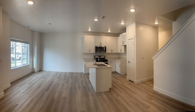 Photo - Beautiful like new 3 bedroom 2.5 bathroom townhome in Spanish Fork!