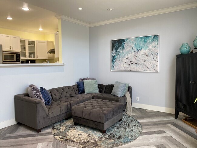 514 S Barrington Ave Unit 110