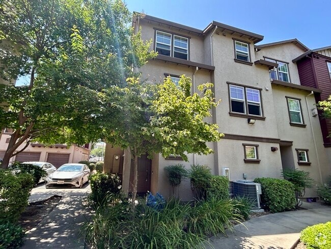 Building Photo - Beautiful 3 Bedroom Tri Level Townhome in ...