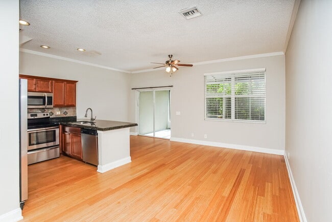 Photo - 740 Vallance Way NE