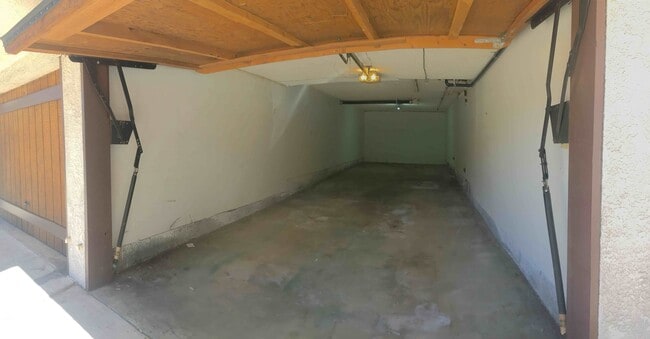 Driveway & 40- Ft Garage - 3033 Hollycrest Dr Unit #3