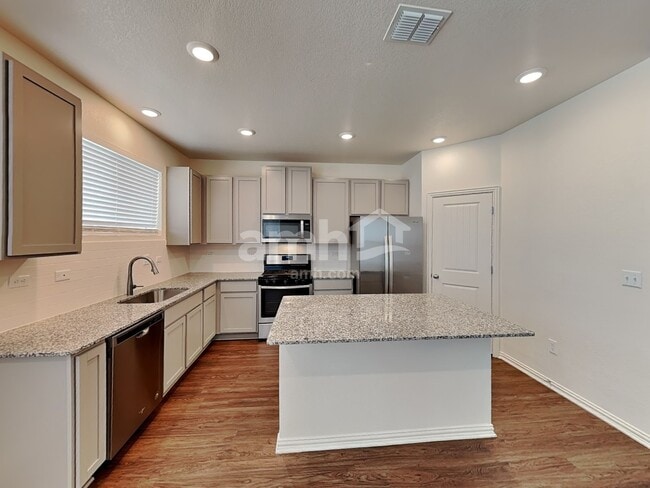 Photo - 2715 Spencebrook