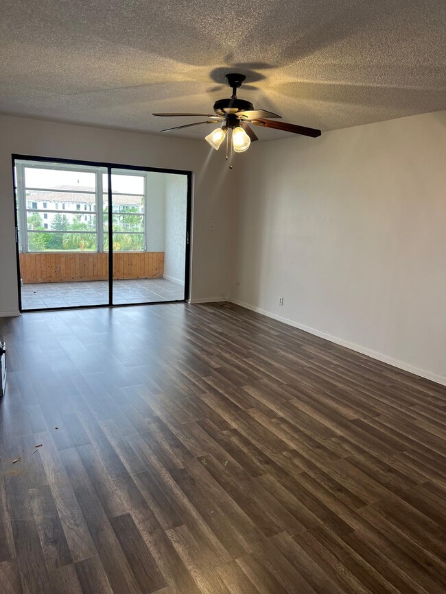 Building Photo - 9355 SW 8th St Unit 409 Rental