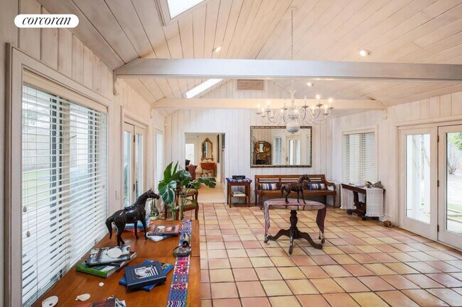 Photo - 185 Oakview Hwy