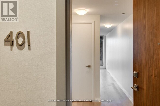 Photo - 835 St Clair Ave W Unité 401