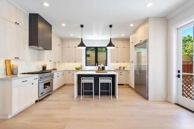 Photo - Contemporary Mount Carmel Retreat with Seamless Indoor-Outdoor Living