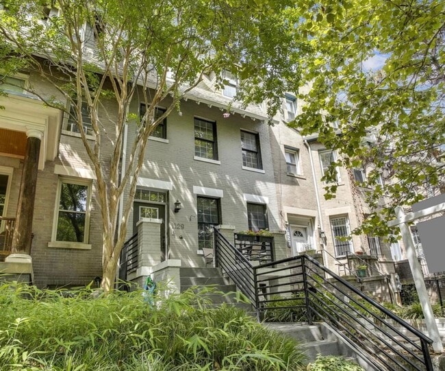 Building Photo - Beautiful 3 bed & Den + 3 Full Baths - Gorgeous upper level unit