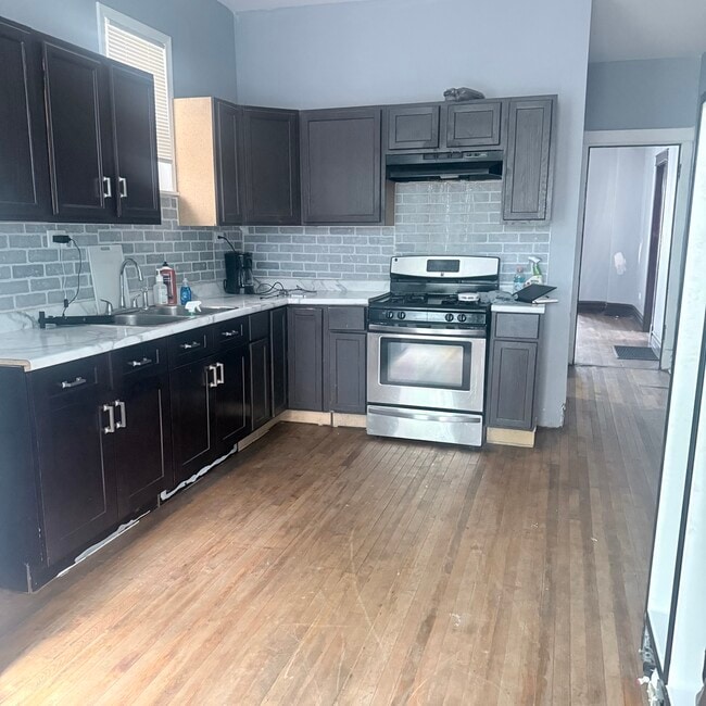 Photo - 6833 S May St