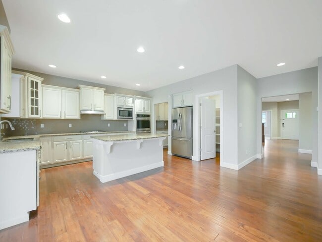 Photo - 4 Bed and 2.5 Bath Beautiful Single-family...