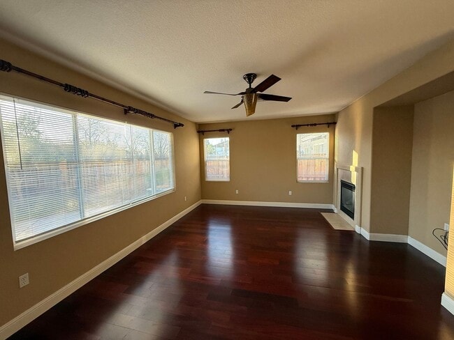 Photo - 3965 Collins St