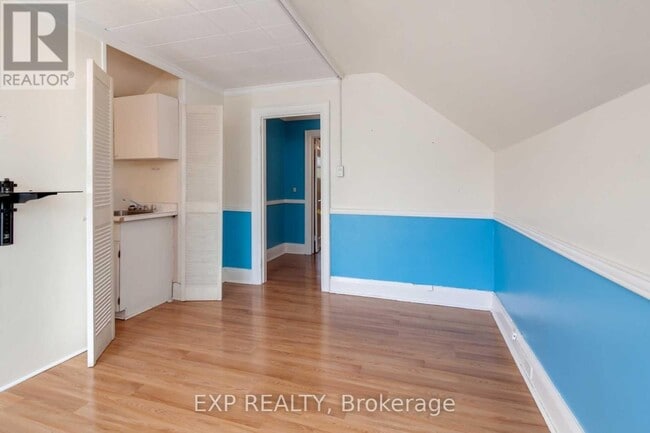 Photo - 896 Avenue Rd