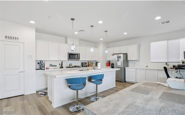 Photo - 10396 Thurso Ave