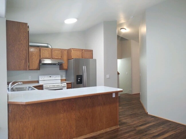 Photo - Spacious House - Brand New Flooring - Available Now!!