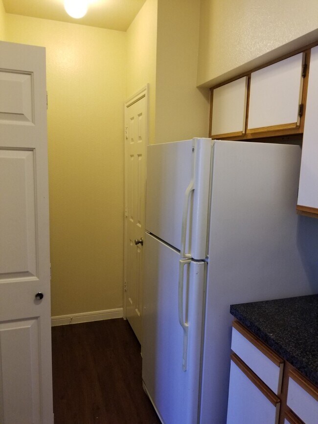 Refregrator - 2320 Gracy Farms Ln Unit 921