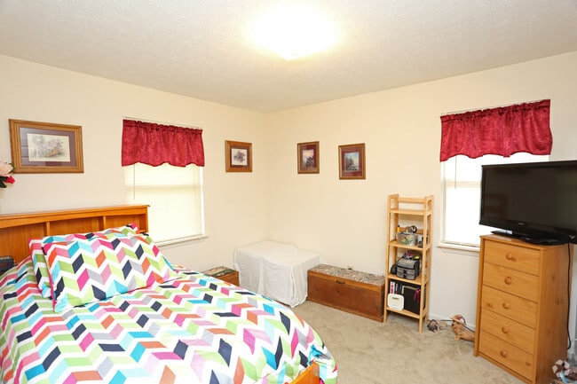 1BR, 1Ba- 450 SF - Bedroom - Tyler Park Apartments