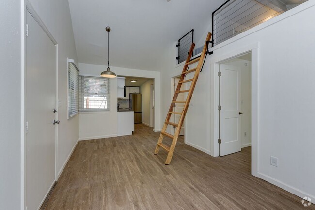 Building Photo - 2025 Pre-Leasing NEWLY RENOVATED Rare 2 Be... Rental