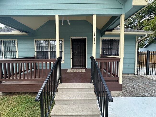 Photo - 7811 Helmers St