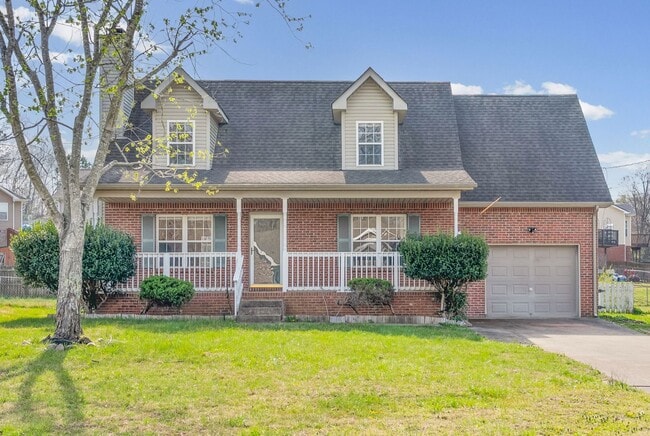 Building Photo - LARGE FENCED IN YARD!!!