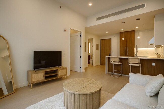 Photo - 35-32 Leavitt St