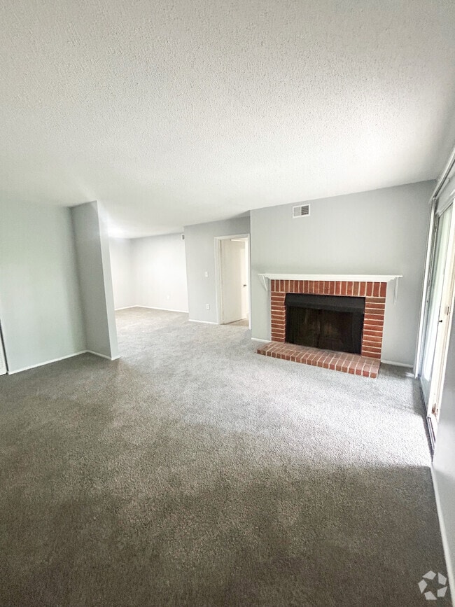 Building Photo - 601 Riverhill Cir Rental