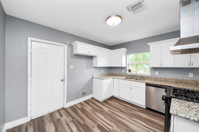 Photo - 221 3rd St N