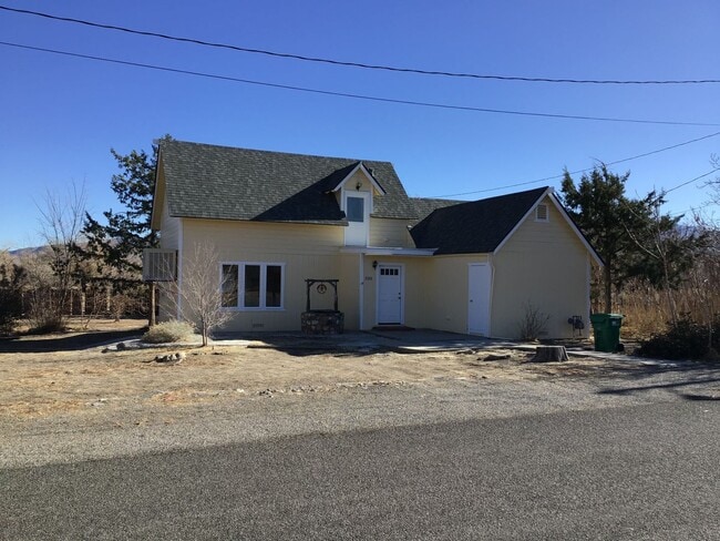 Building Photo - <b>2 Bedroom Home with Large Yard<br><br>