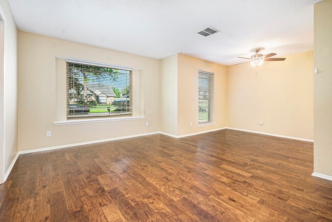 Photo - 302 Lochnell Dr