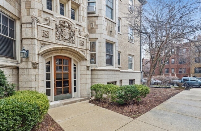 Building Photo - 534 W Brompton Ave Unit Brompton Manor