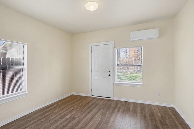 Photo - 4805 Belmont Ave