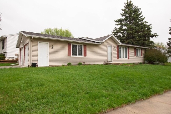 Building Photo - Ranch-style home with great fenced yard & patio!