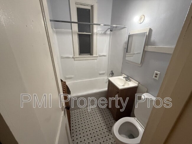 Building Photo - 912 S 21st St